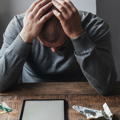 Imagen de un hombre preocupado. Artículo Las mejores Inversiones en tiempos de crisis.