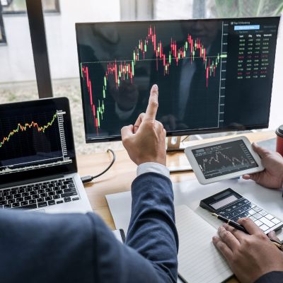 Imagen de un ordenador con un gráfico financiero. Artículo Las mejores Inversiones en tiempos de crisis.