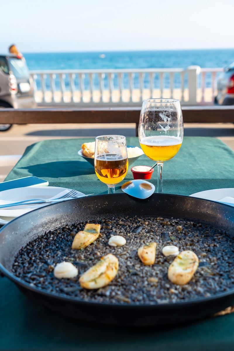 imagen de un restaurante sirviendo arroz negro en alicante. Posicionamiento SEO en Alicante. Agencia SEO Alicante