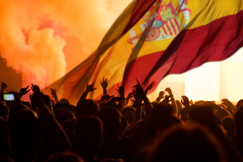 Imagen de la bandera de España en un celebración política en España