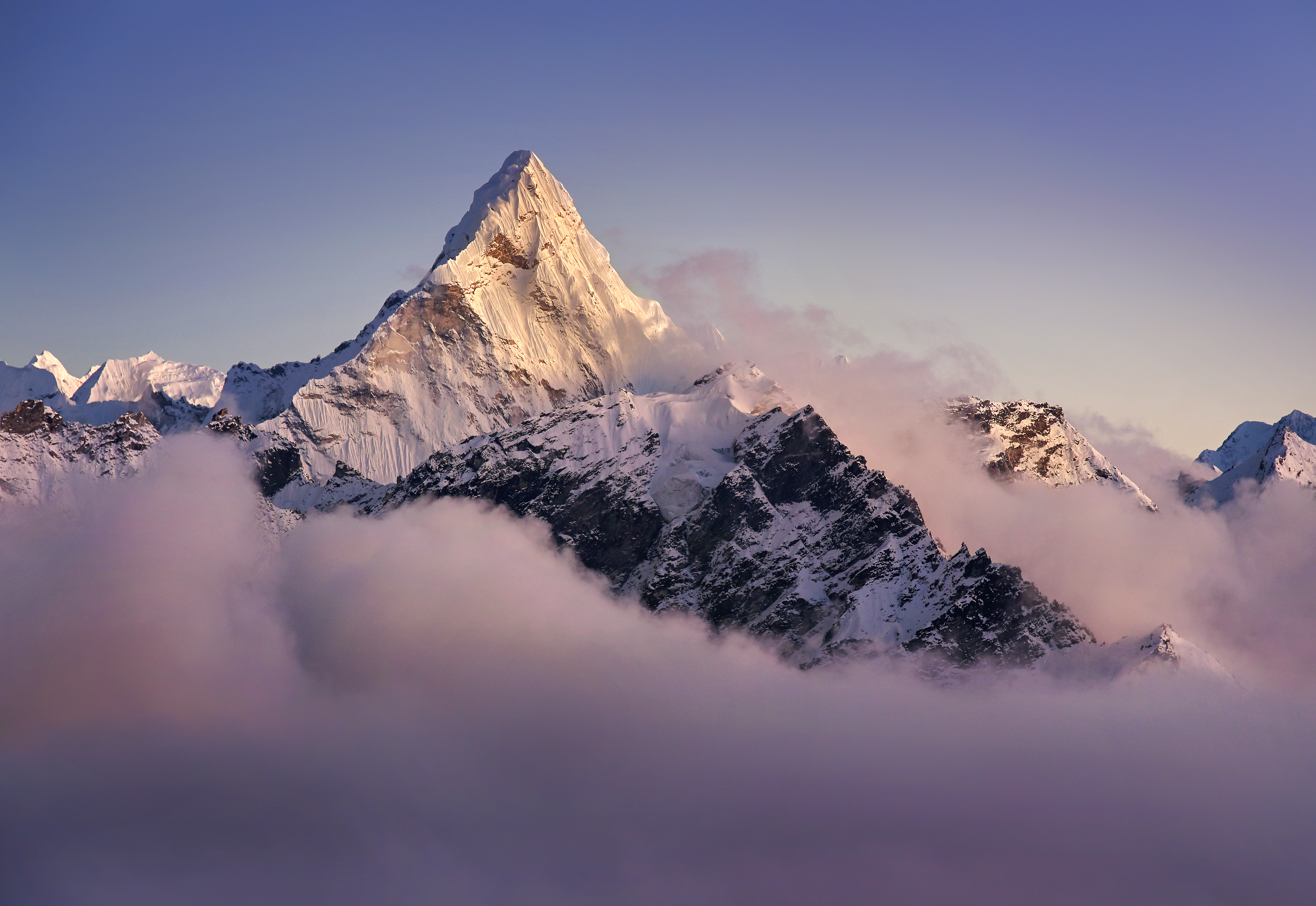 Real mountain summit symbolising the awards earned by SEO Soluciones España